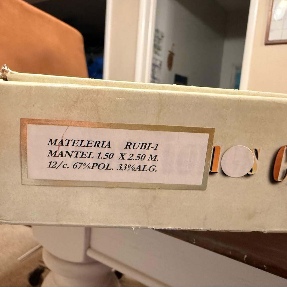 Vintage table cloth and napkin set 59 X 98 New In Box - Picture 5 of 5